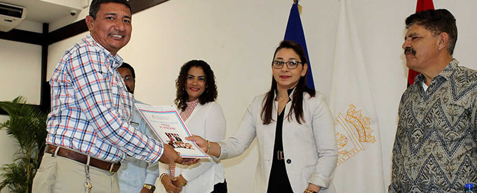 Gobierno de Nicaragua entrega títulos de propiedad a iglesias evangélicas