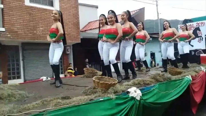 Así mismo, el desfile concluyo en el Parque Nacional de Ferias del municipio, donde la Escuela Nacional de Ballet deleito a las familias con bailes de la cultura nicaragüense.