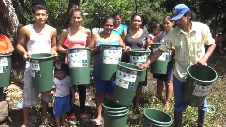 MEFCCA Entrega herramientas a familias de Chinandega para agricultura