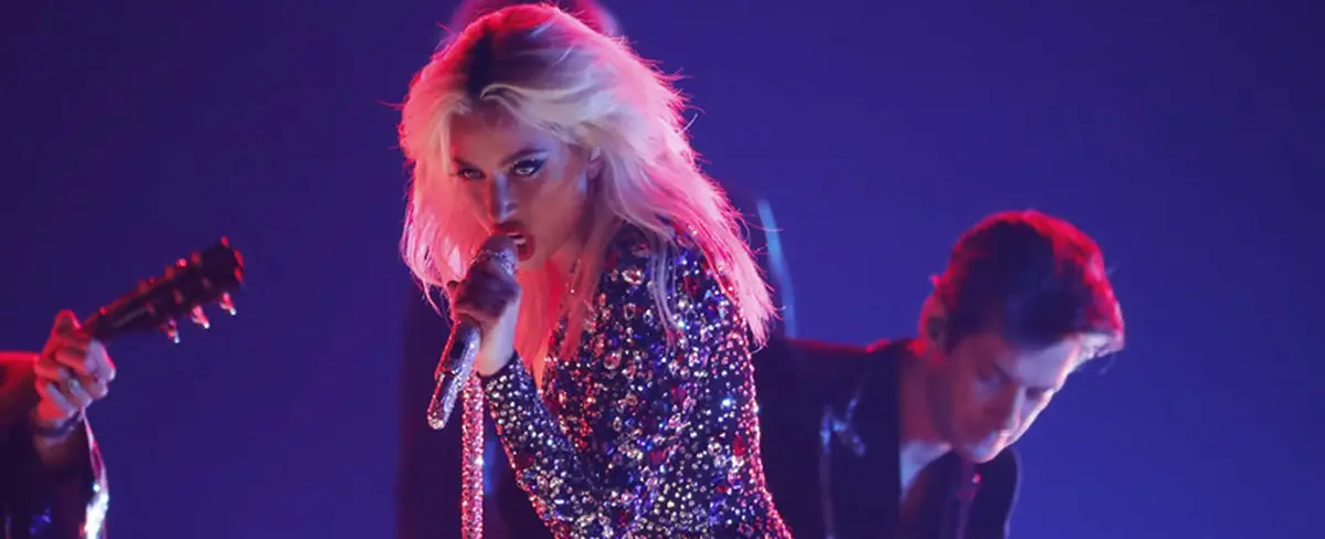Lady Gaga sufre una caída desde el escenario mientras bailaba con un fan