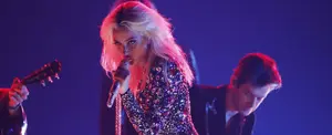 Lady Gaga sufre una caída desde el escenario mientras bailaba con un fan