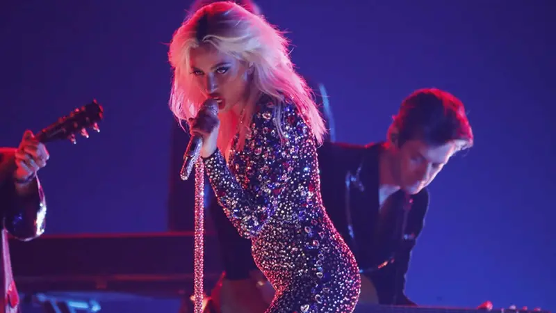 Lady Gaga sufre una caída desde el escenario mientras bailaba con un fan