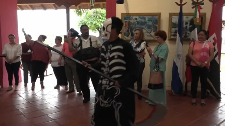 Así se conmemora el dia de los muertos en la embajada de México