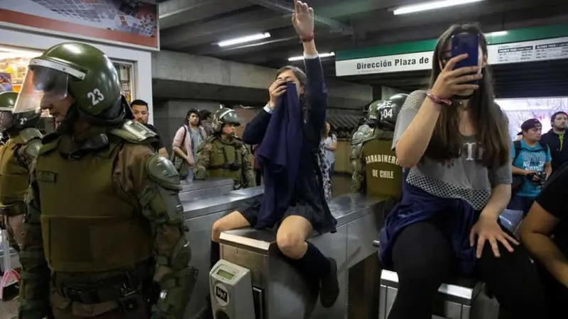 Nuevas protestas en Chile contra el alza del precio de pasaje en la red de transporte