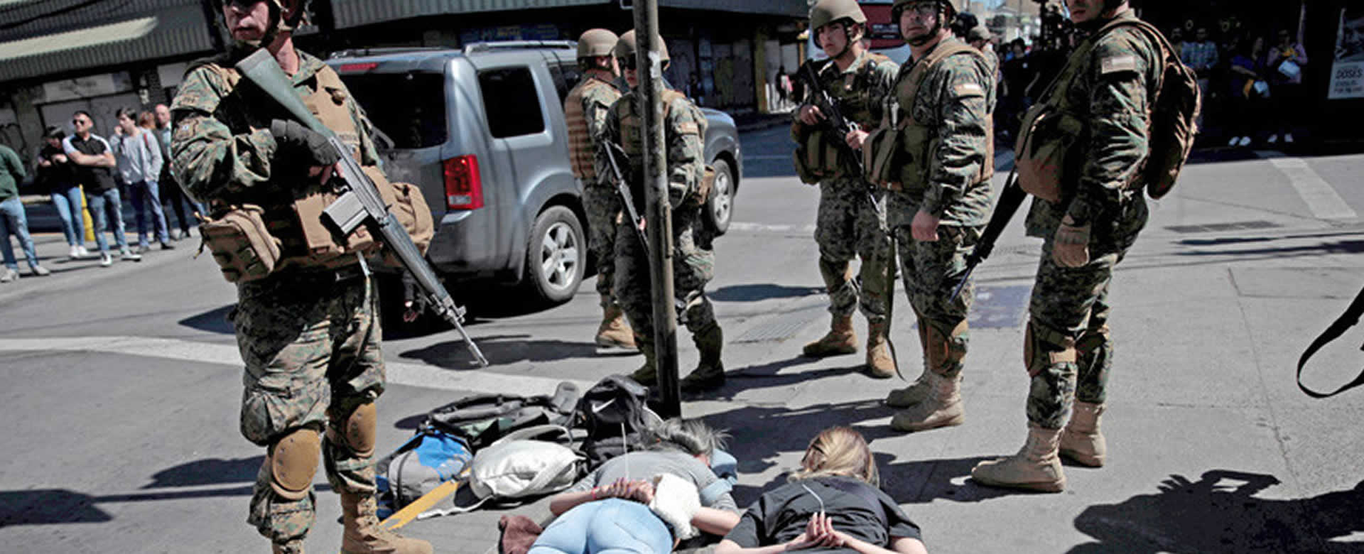 Se viralizan vídeos donde militares agreden a manifestantes en Chile
