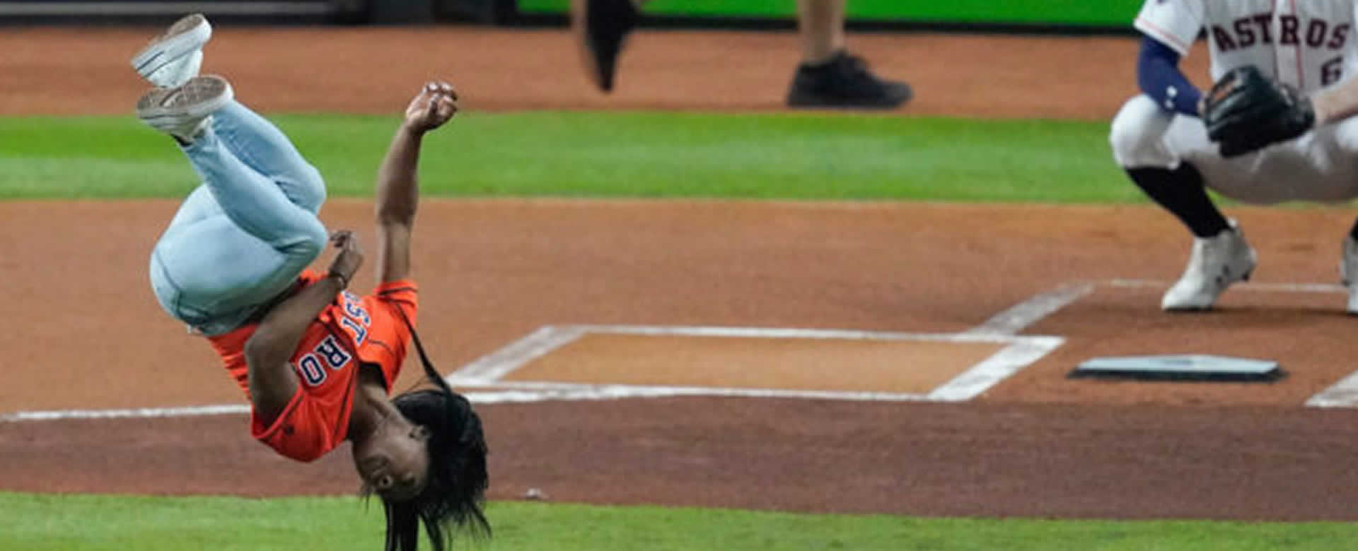 ¡Increíble! Simone Biles realiza el mejor lanzamiento de la Serie Mundial