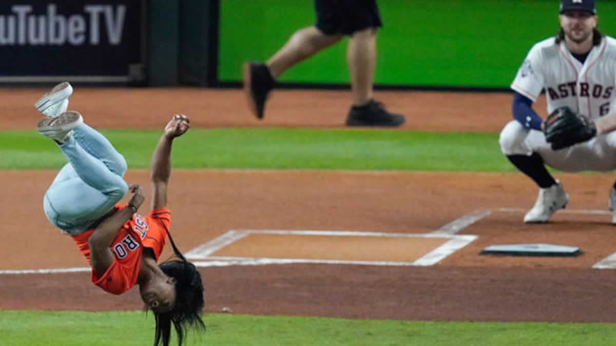 ¡Increíble! Simone Biles realiza el mejor lanzamiento de la Serie Mundial 
