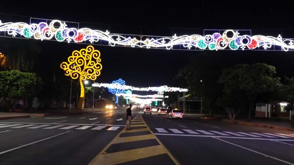Avanza la instalación de luces navideñas en las calles capitalinas