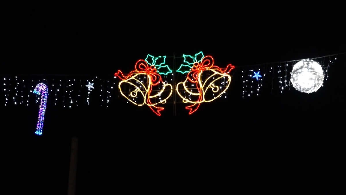 Avanza la instalación de luces navideñas en las calles capitalinas