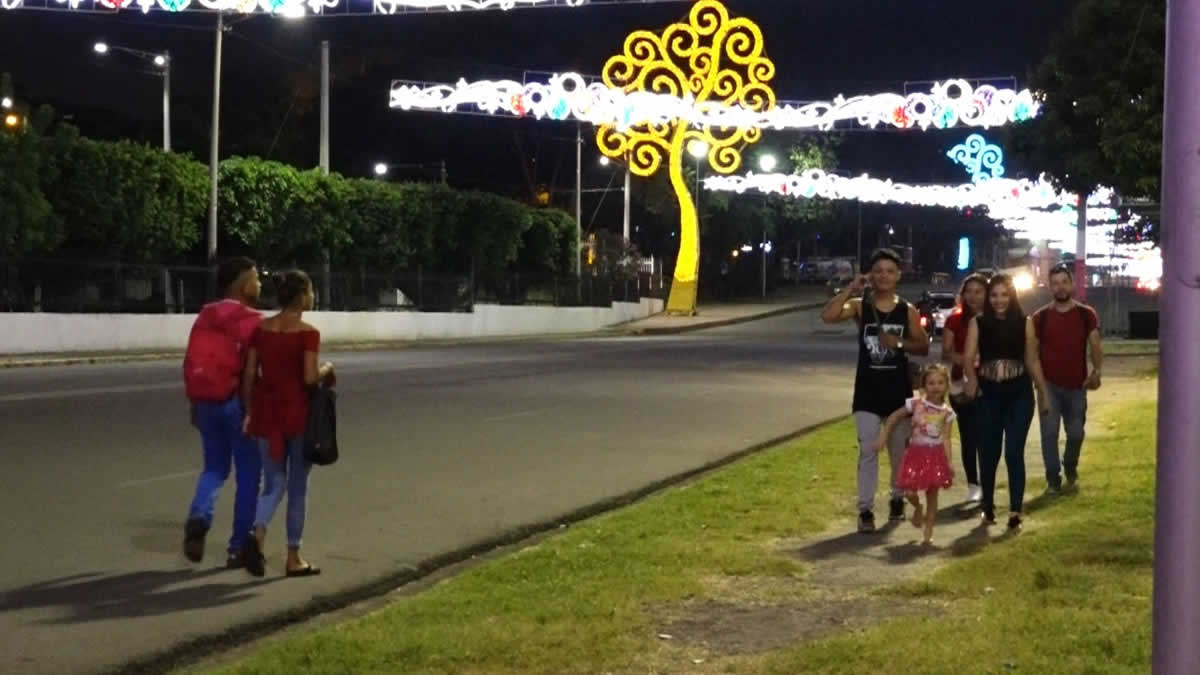 Avanza la instalación de luces navideñas en las calles capitalinas
