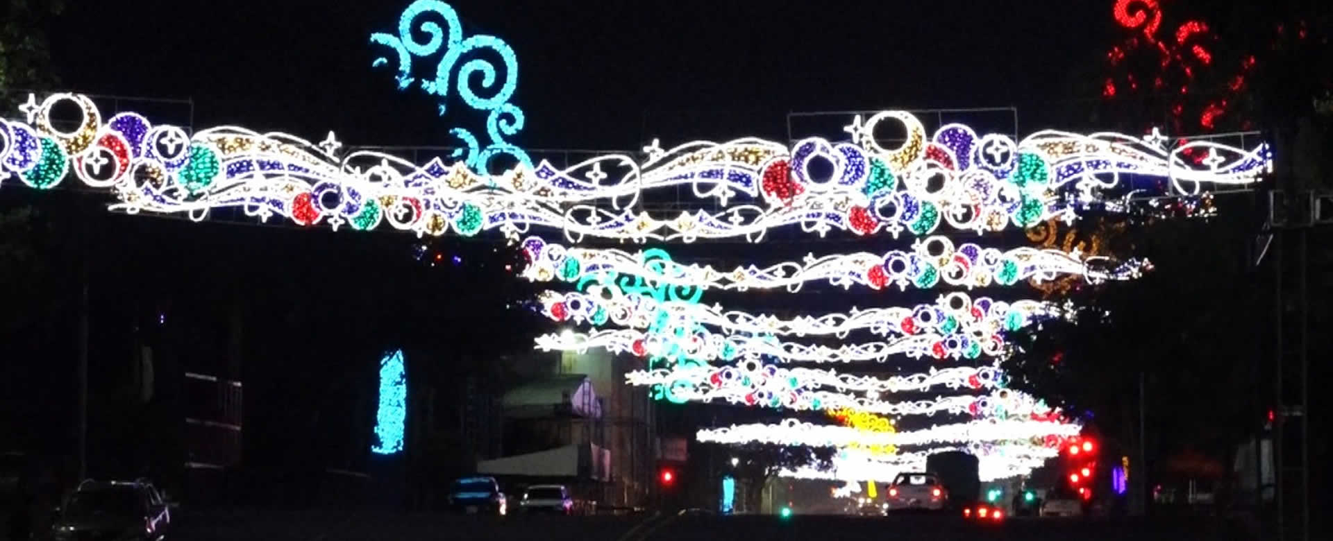 Avanza instalación de luces navideñas en las calles capitalinas
