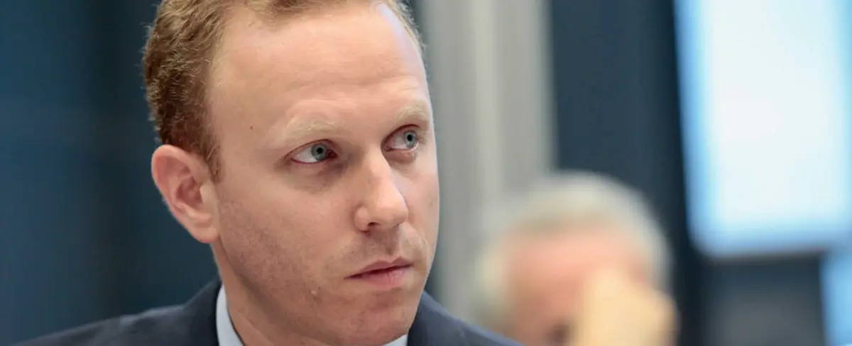 Max Blumenthal acusa al gobierno estadounidense de querer robar su libertad