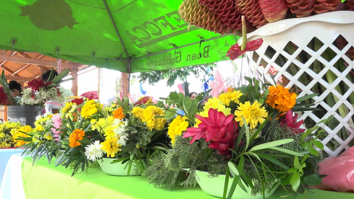 Bonitos arreglos florales se ofrecen en la Avenida de Bolívar a Chávez
