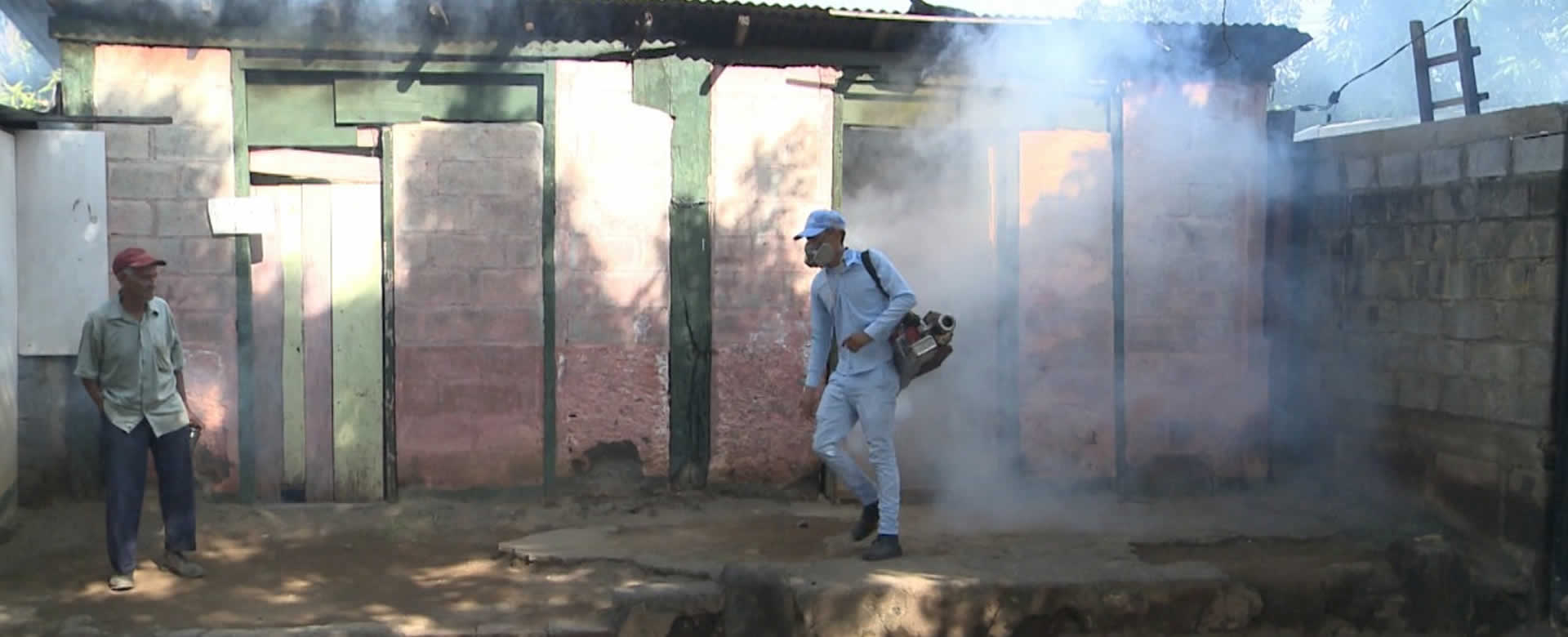 Brigada de fumigación visita el Barrio Cristo del Rosario en Managua