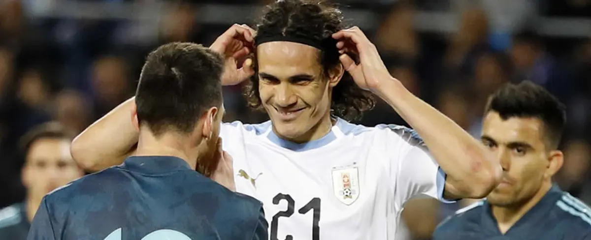 Cavani y Messi se enfrentan en medio del clásico del Río de la Plata
