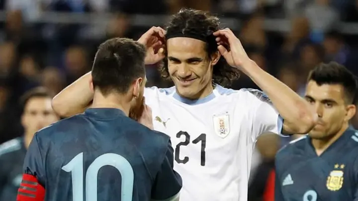  Cavani y Messi se enfrentan en medio del partido en Israel