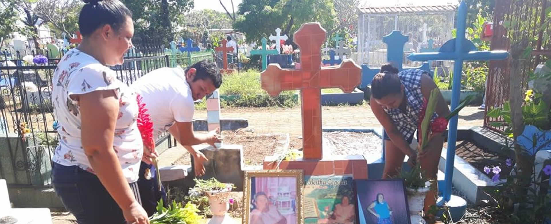 Chinandega: Familia visitan a sus deudos en el Día de los Fieles Difuntos