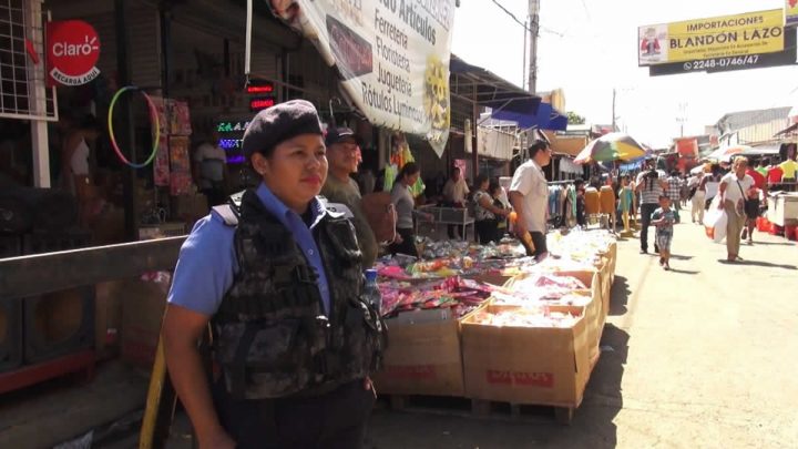 Compradores y comerciantes seguros en el festival “black weekend”