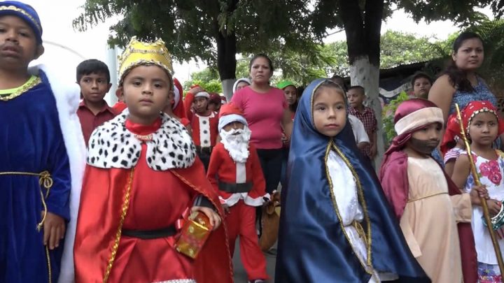 Estudiantes celebran la víspera de la Navidad en Nindirí