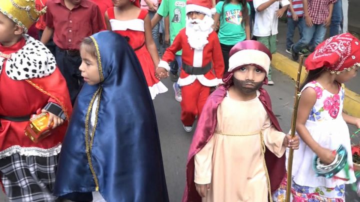 Estudiantes celebran la víspera de la Navidad en Nindirí