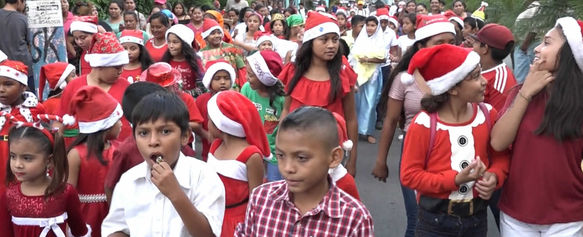 Estudiantes celebran la víspera de Navidad en Nindirí