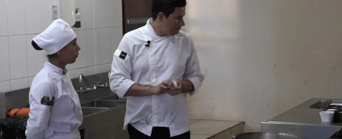 Estudiantes del INATEC aprenden técnicas de chefs colombianos