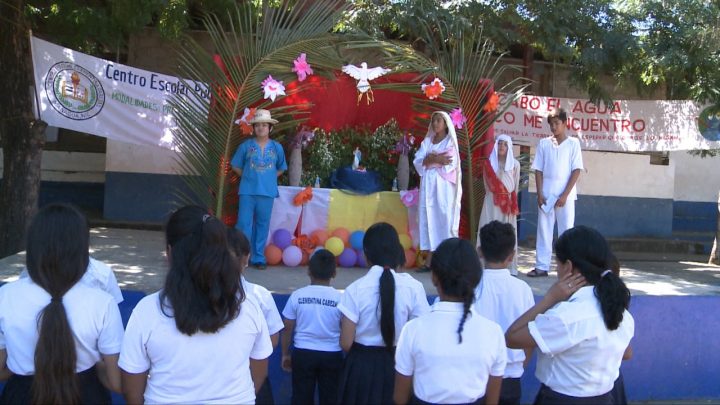 Estudiantes tradicional celebración purísima