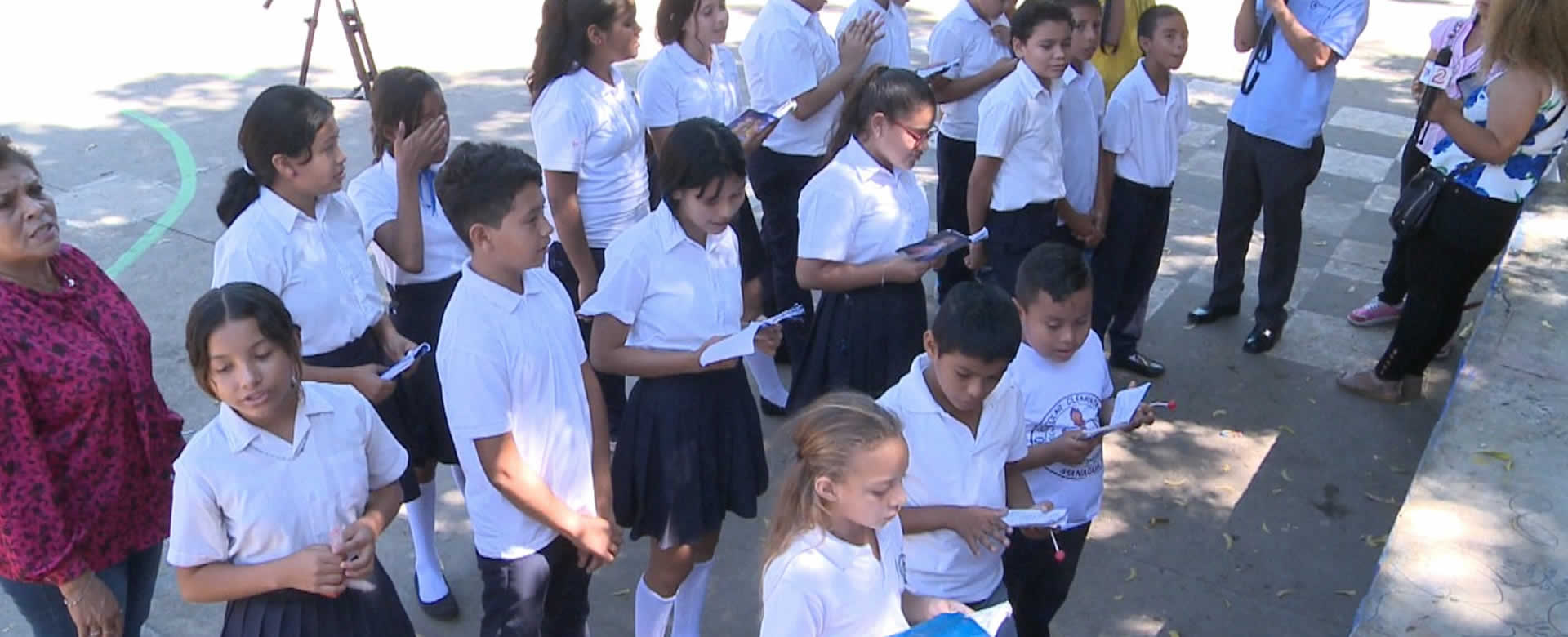 Estudiantes participan en la tradicional celebración de la Purísima