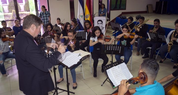 Desde hoy la comunidad universitaria de la UNAN FAREM–Estelí conoce más sobre la vida y legado del poeta revolucionario Leonel Rugama.