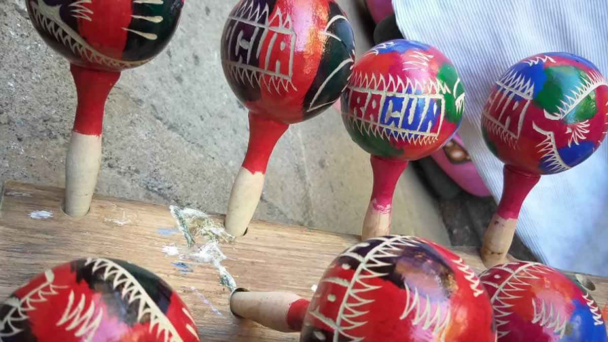 Familia artesana de Masaya elaboran “Maracas” para la Purísima