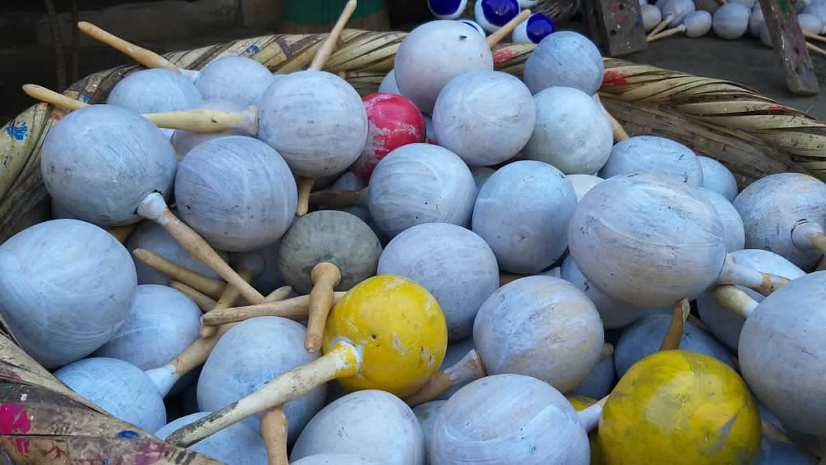 Familia artesana de Masaya elaboran “Maracas” para la Purísima