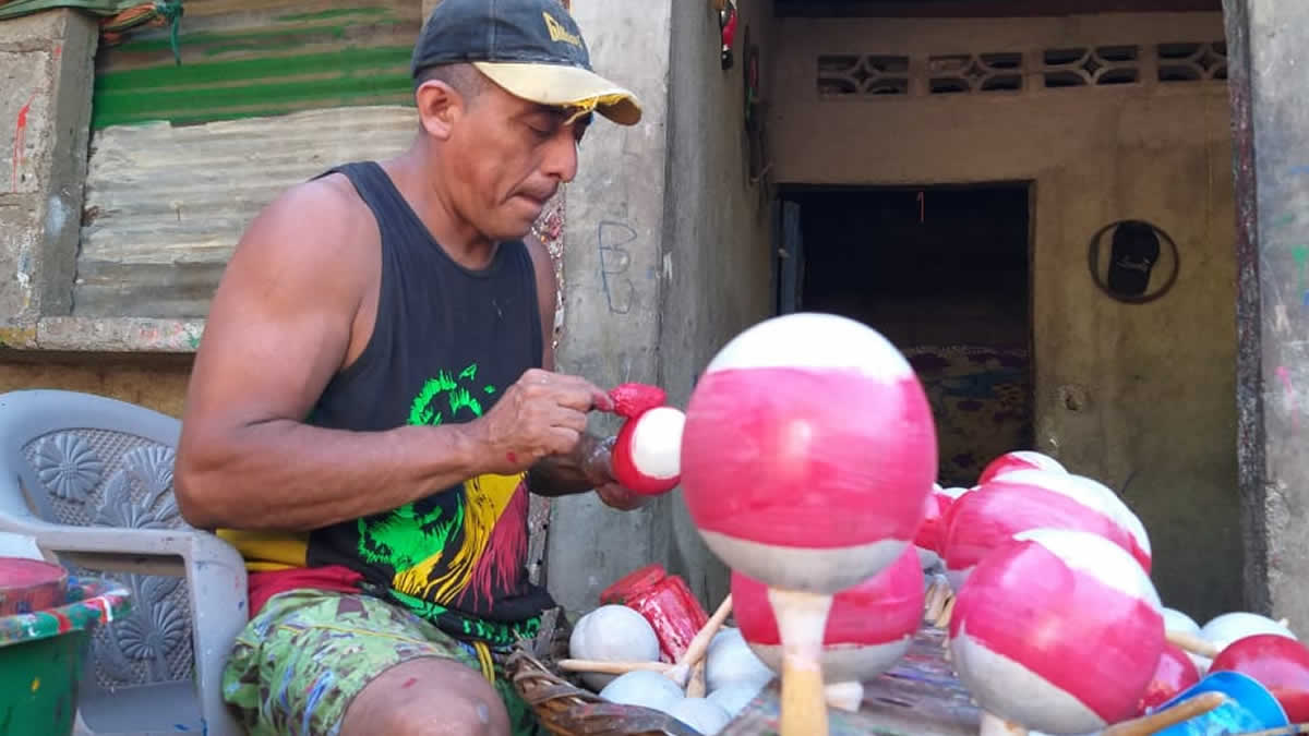 Familia artesana de Masaya elaboran “Maracas” para la Purísima