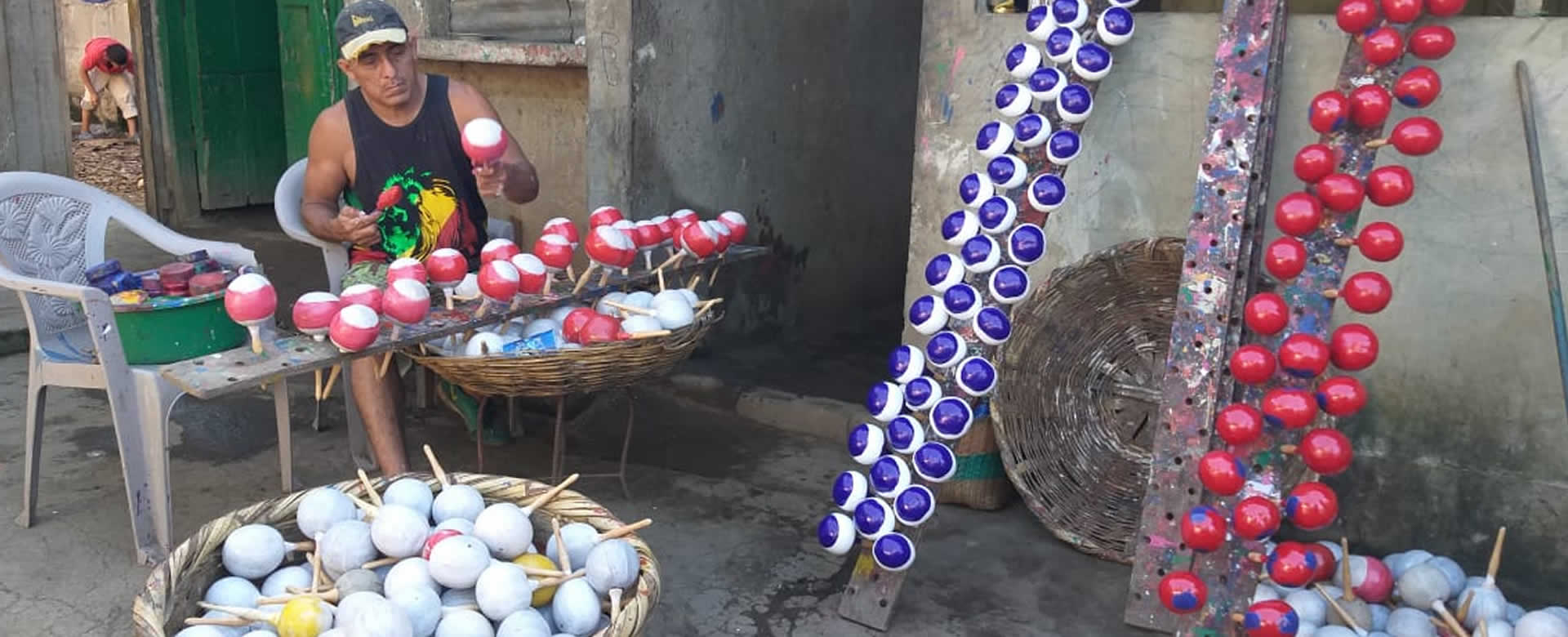 Familia artesana de Masaya elabora maracas para la Purísima