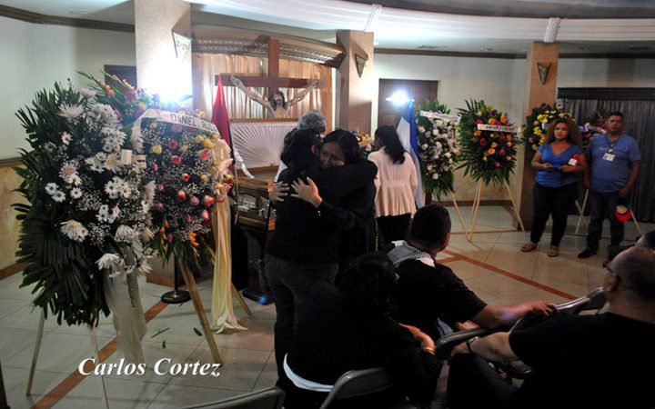 Familiares y artistas nicaragüenses presentes en la vela de “La Chola” 