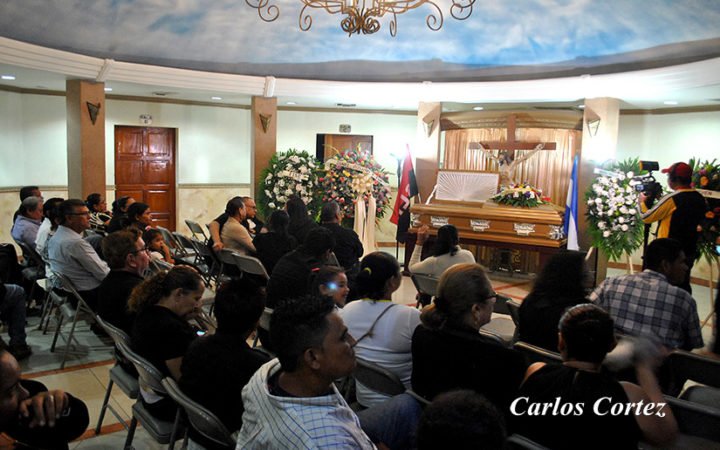 Familiares y artistas nicaragüenses presentes en la vela de “La Chola”