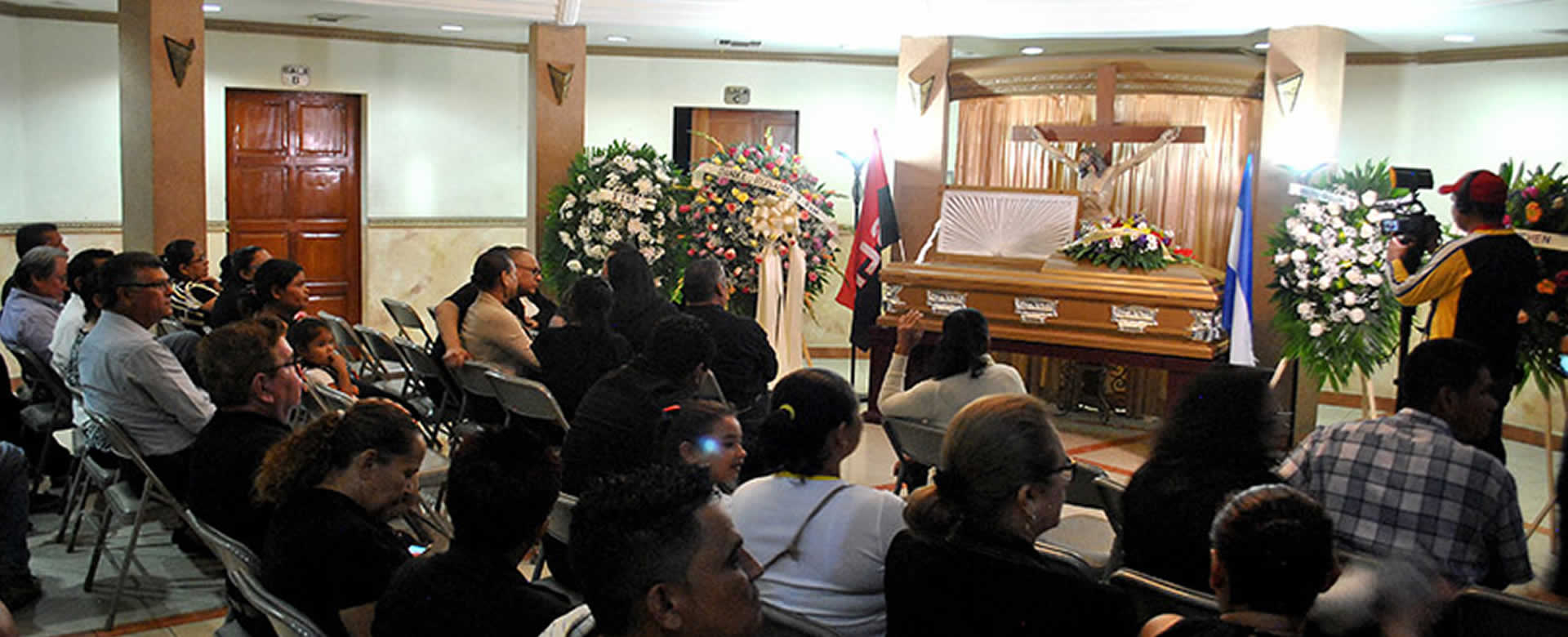 Familiares y artistas nicaragüenses presentes en la vela de “La Chola”