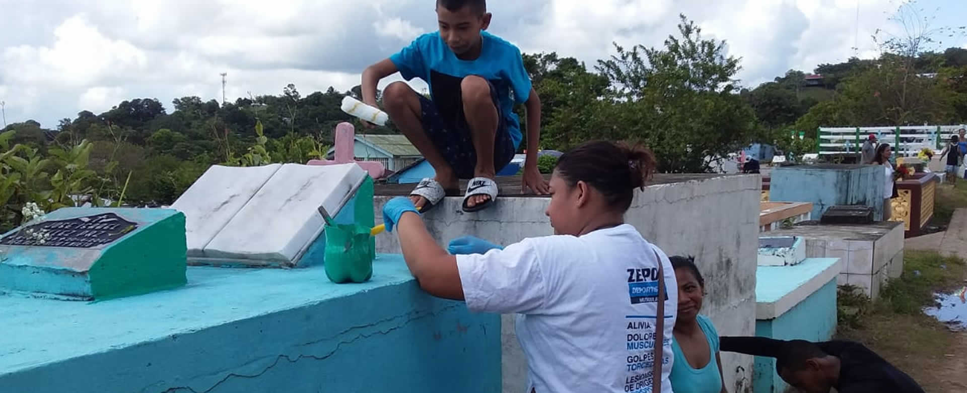 Familias caribeñas visitan a sus difuntos en el Cementerio San Juan