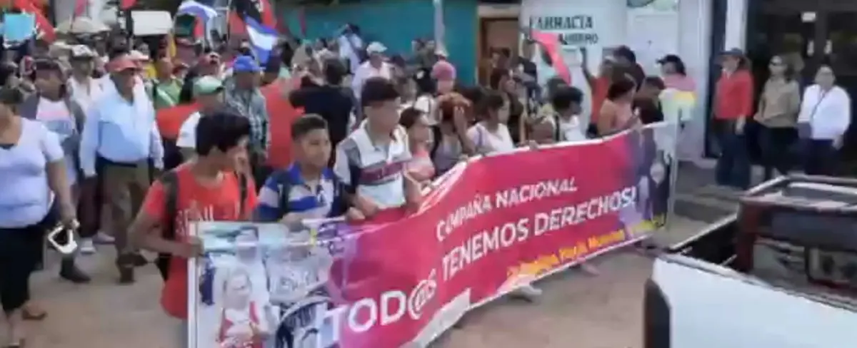 Familias de Juigalpa realizan colorida caminata en defensa de sus derechos