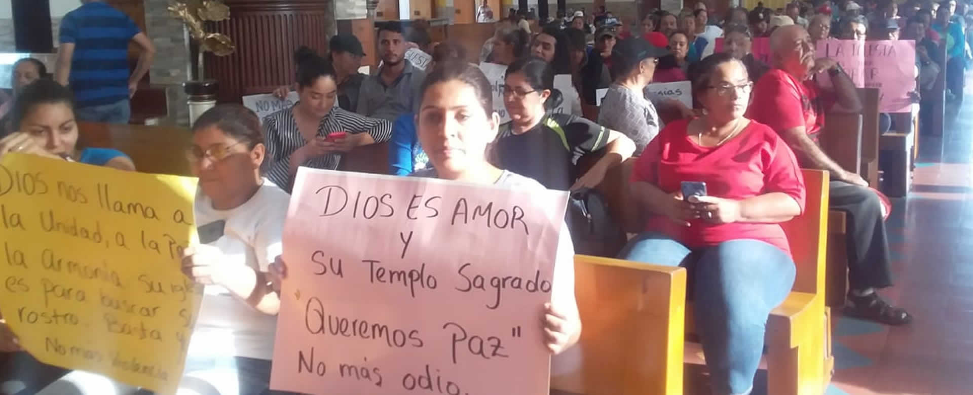 Feligresía católica limpia catedral, después que golpistas ensuciaron