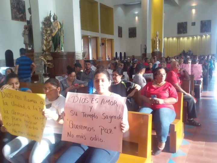 Feligresía católica limpia catedral, después que golpistas ensuciaron