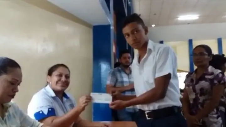 Juigalpa: Estudiantes reciben bono al concluir sus estudios con éxito