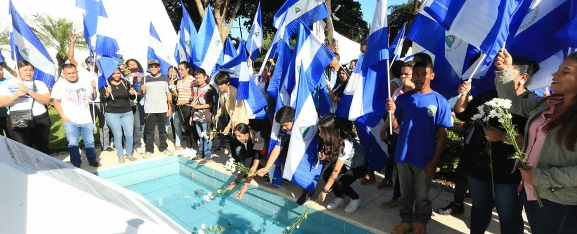 Juventud honra a héroes de la Revolución Popular en el Día de los Difuntos