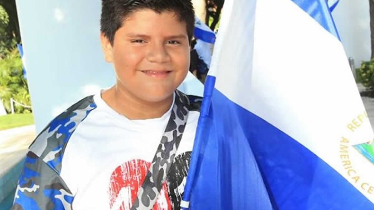 Juventud honra a héroes de la Revolución Popular en el Día de los Difuntos