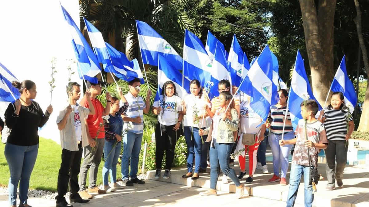 Juventud honra a héroes de la Revolución Popular en el Día de los Difuntos