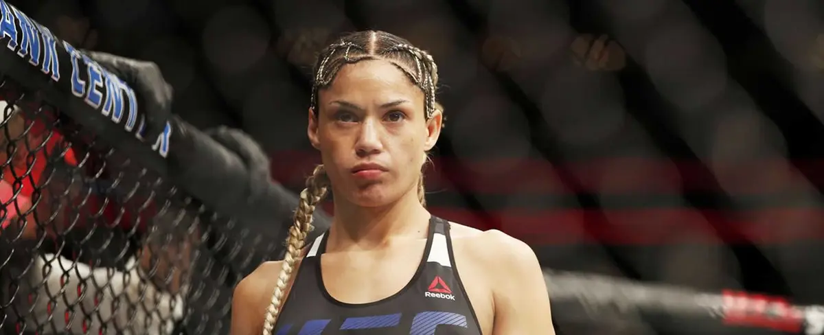 Luchadora de artes marciales mixtas le rompe el brazo a su oponente