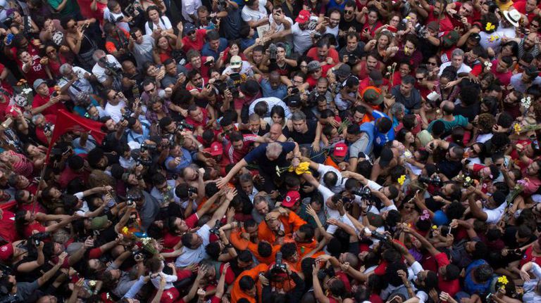 Lula Da Silva sale de prisión y el pueblo muestra su respaldo