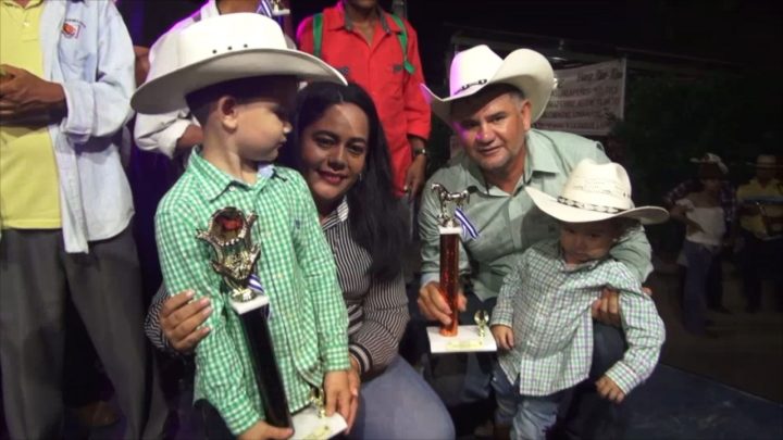 Madriz realiza desfile hípico por un aniversario más de su creación