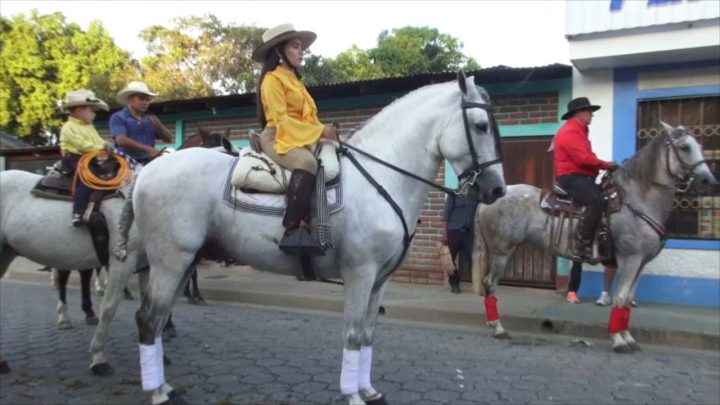 Madriz realiza desfile hípico por un aniversario más de su creación