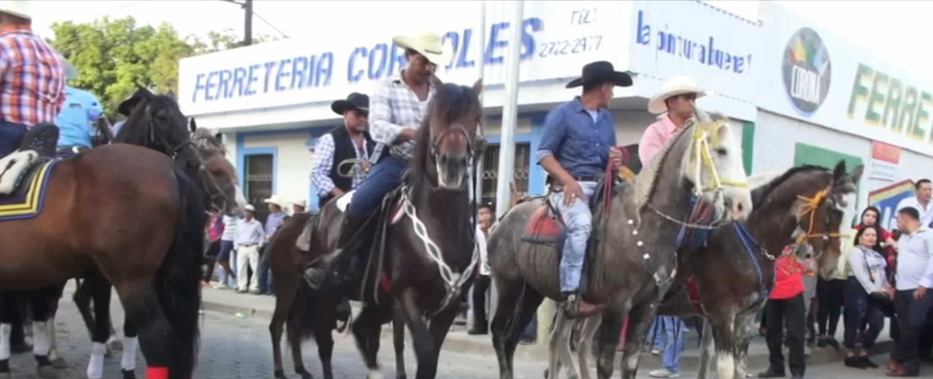 Madriz realiza desfile hípico por un aniversario más de su creación