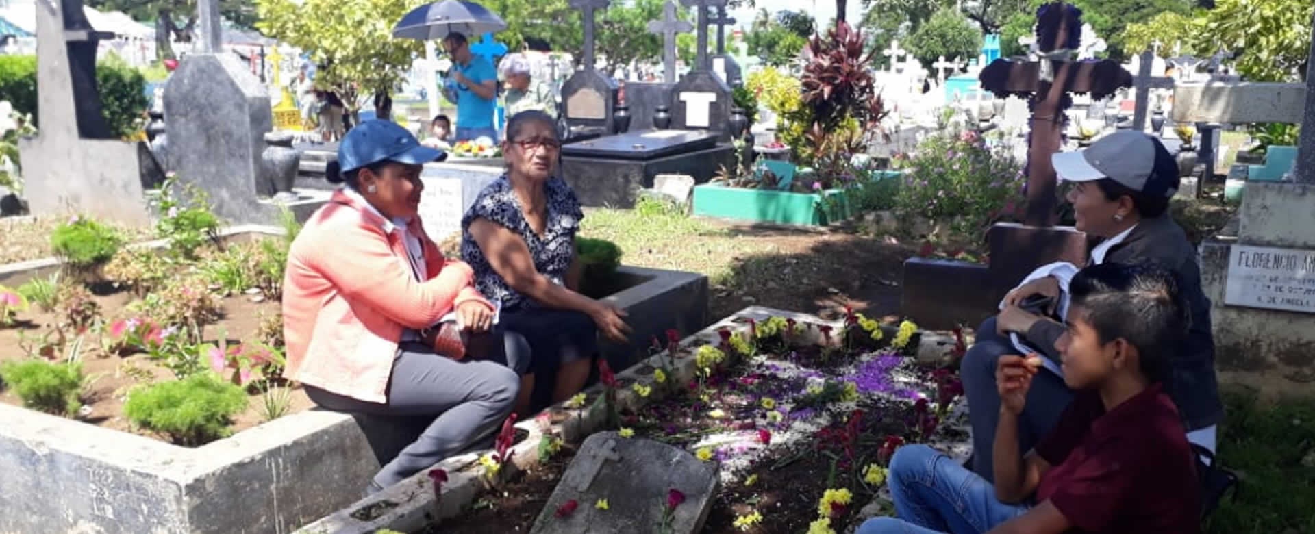 Managua: Familias visitan a sus fallecidos en el Día de Muertos